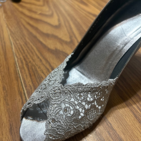Stuart Whitman silver lace shoes with rhinestones - Picture 2 of 11